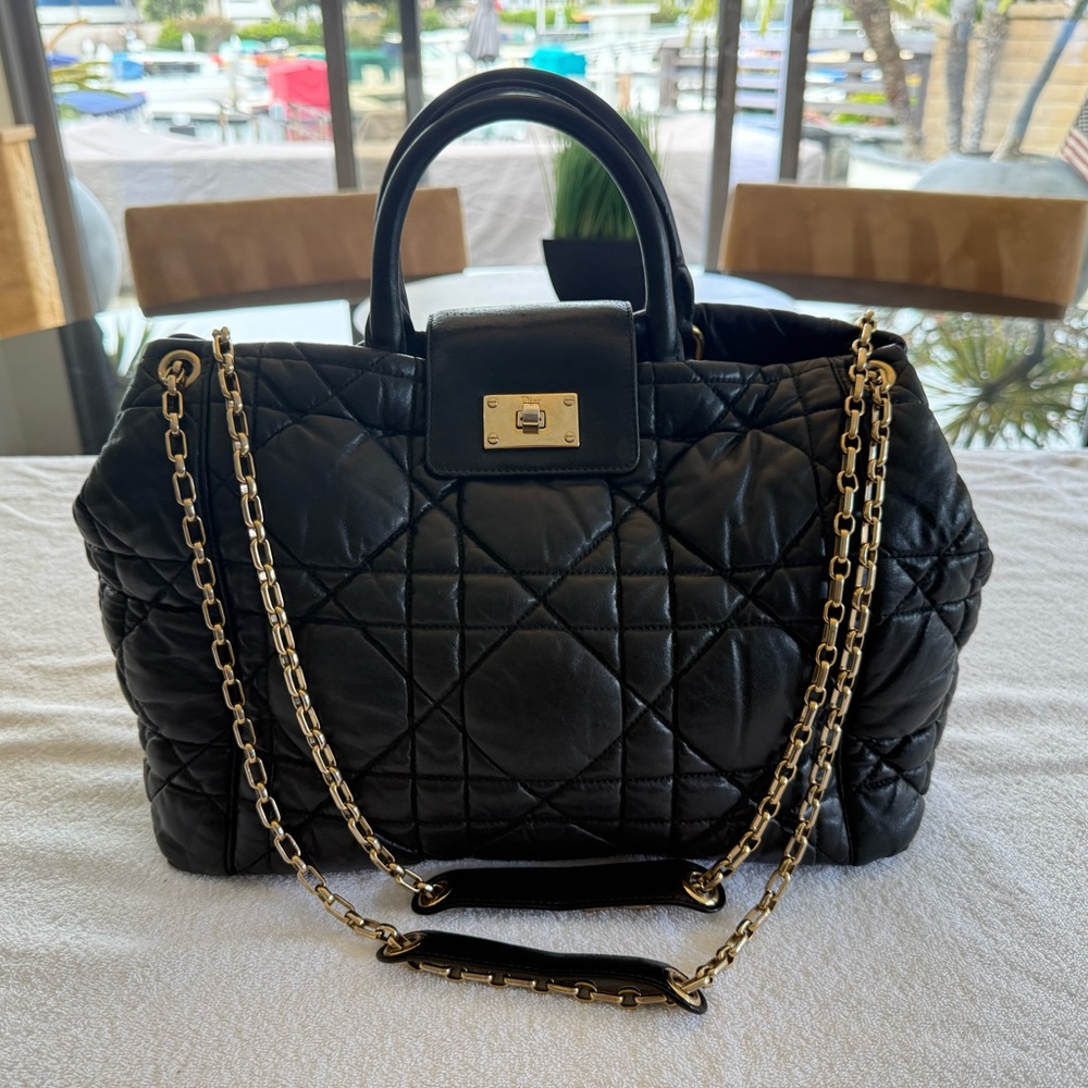 Elegant Black Quilted Handbag